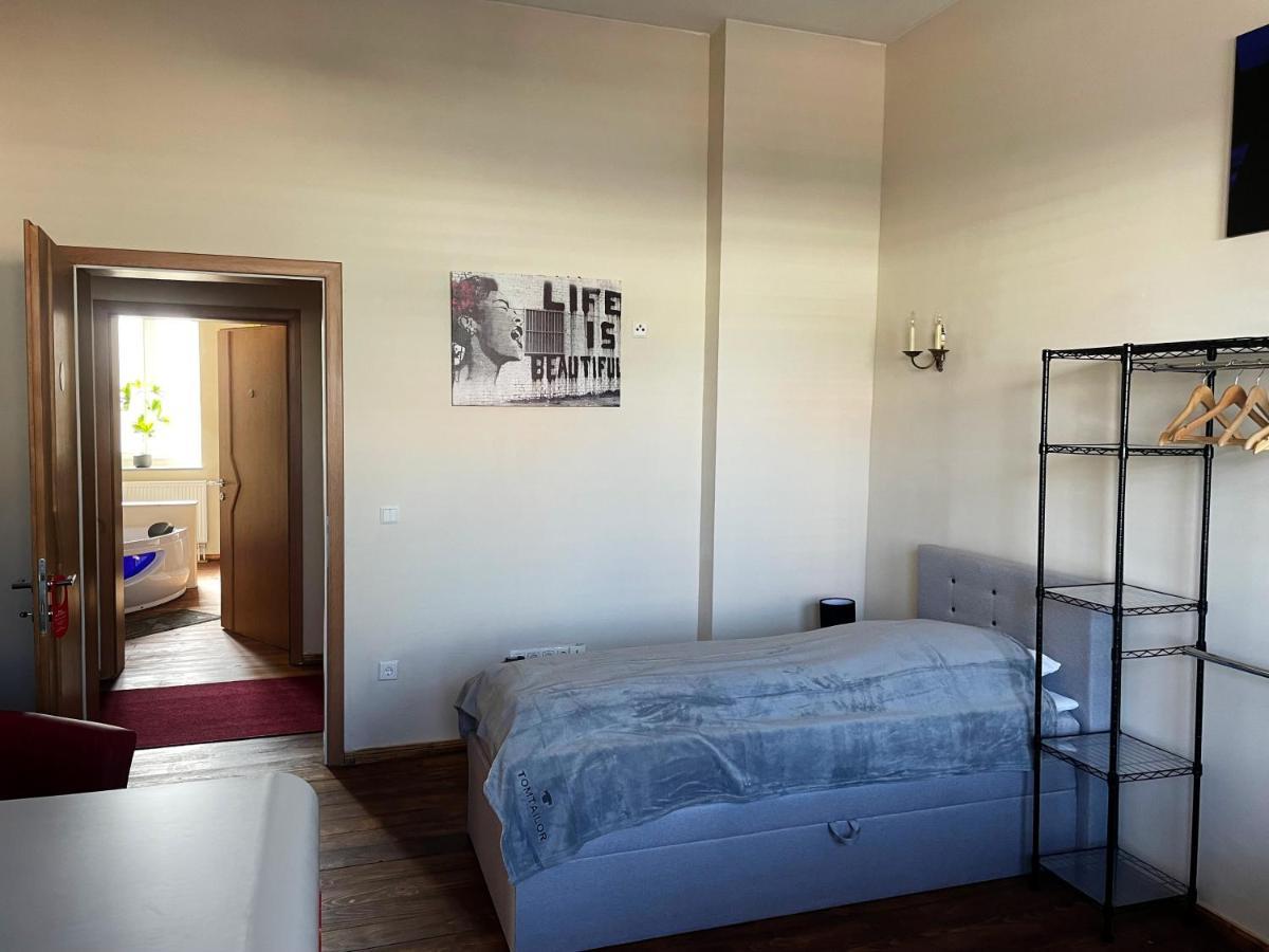 Dz Appartements - Ferienwohnung Mit Klimaanlage, Whirlpool Und Freiem Wlan - Ruhige, Zentrale Lage In Wittenberge Extérieur photo